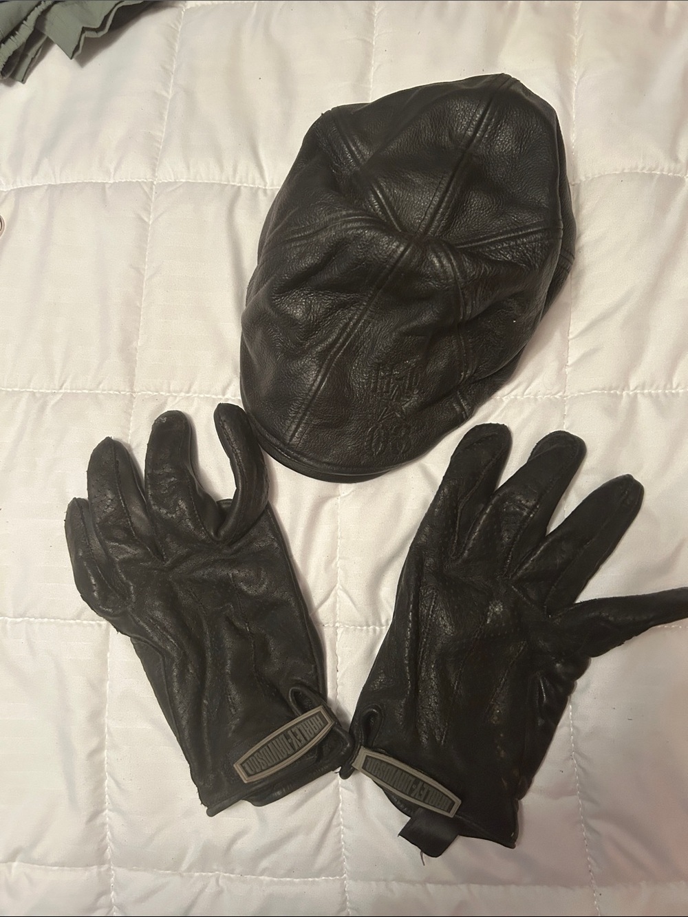Harley-Davidson Black Leather Gloves and Hat